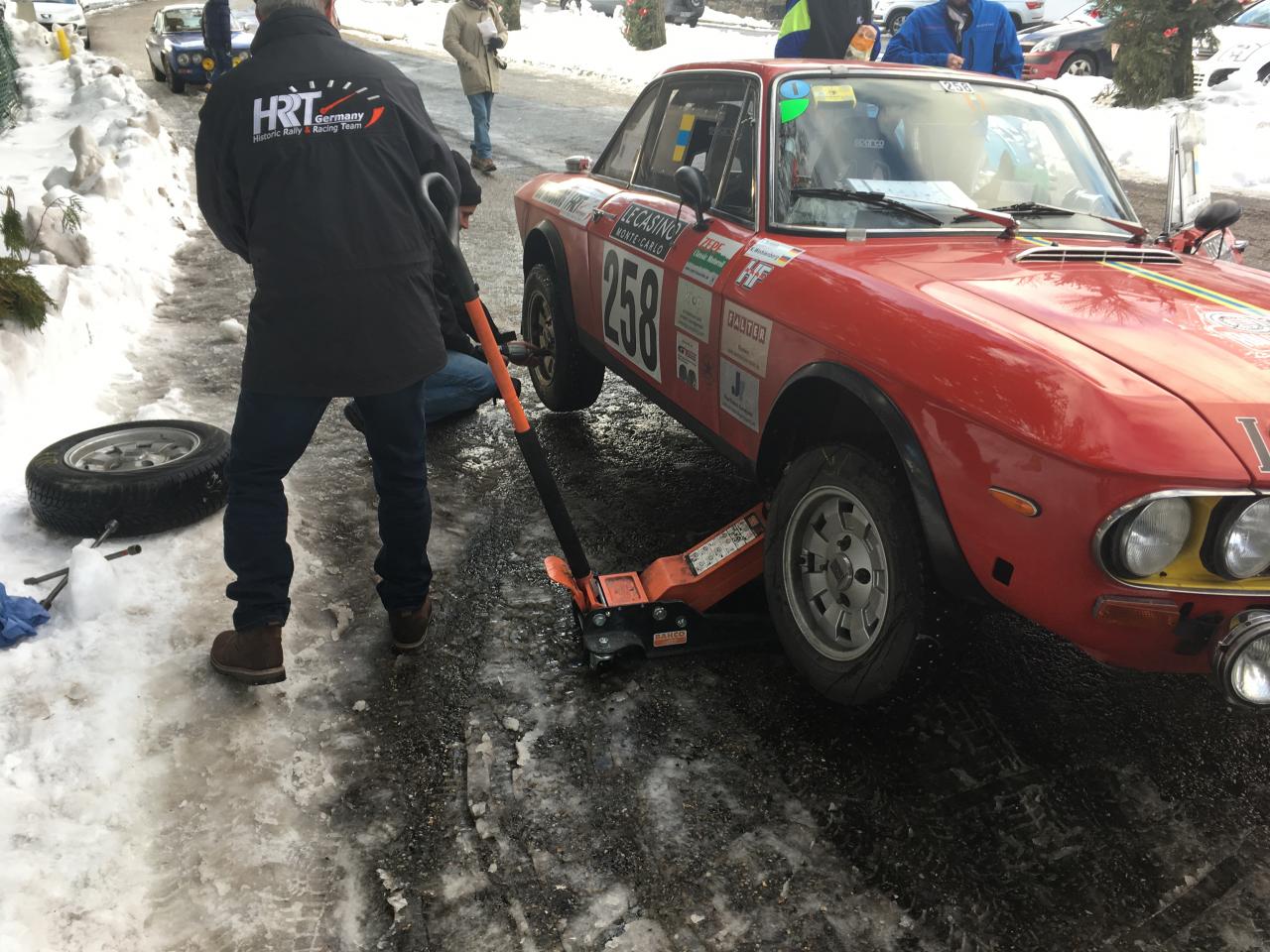 Service in St. Agrève - changing tyres
