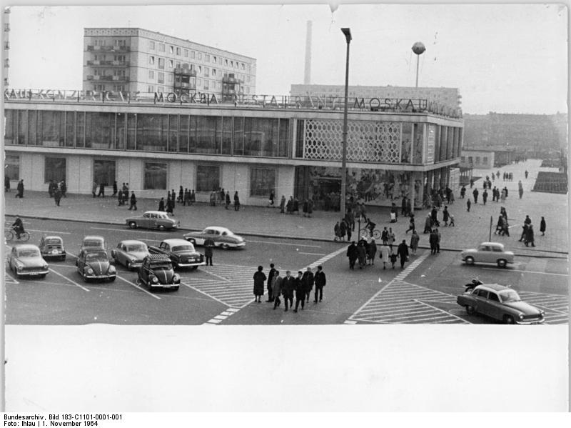 Bundesarchiv_Bild_183-C1101-0001-001,_Berlin,_Karl-Marx-Allee,_Restaurant_Moskau.jpg